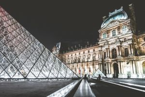 Minden hónap első szombat estéjén lesz ingyenesen látogatható a Louvre