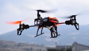 Intelligens drónok segíthetik a jövő repülőtereit