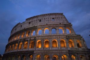 Beszöktek egy sörre éjszaka a római Colosseumba amerikai turisták