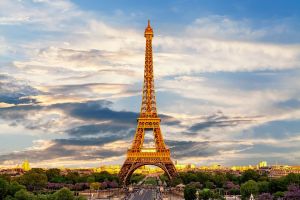 Elhalasztották a párizsi Eiffel-torony megnyitását